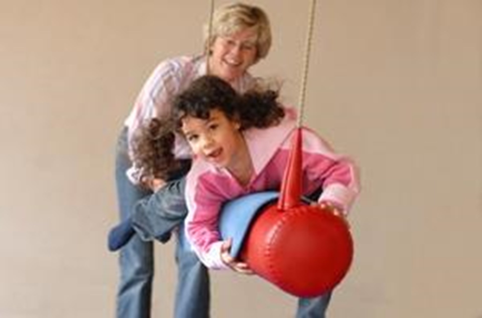 Frau und Kind auf einer Schaukel