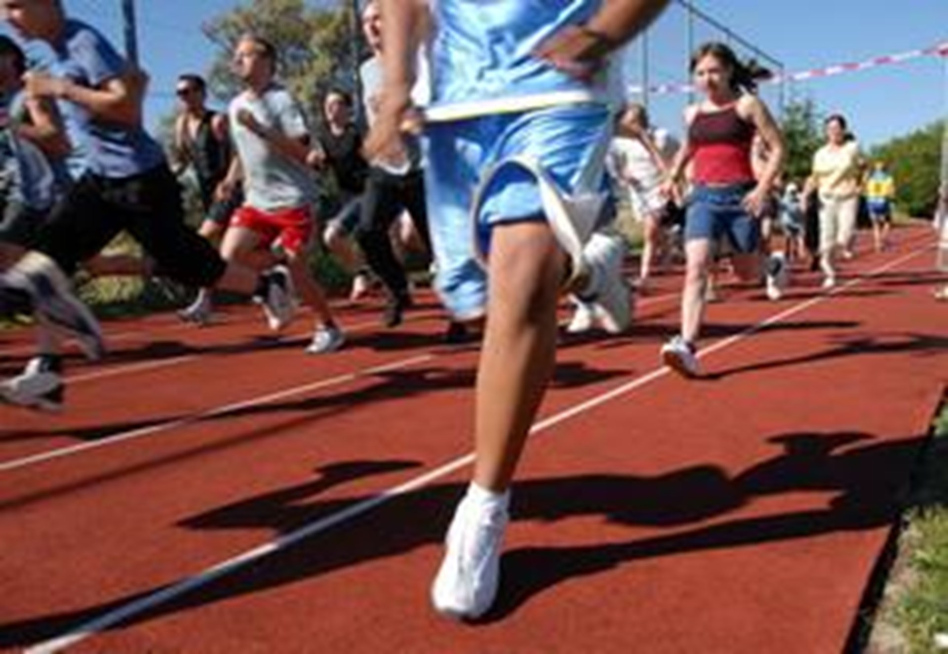 mehrere Jugendliche bei einem Lauf